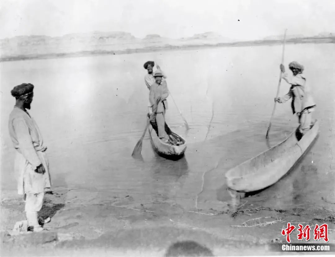 1928年，黄文弼(中前)在罗布泊划船。新疆师范大学黄文弼中心供图