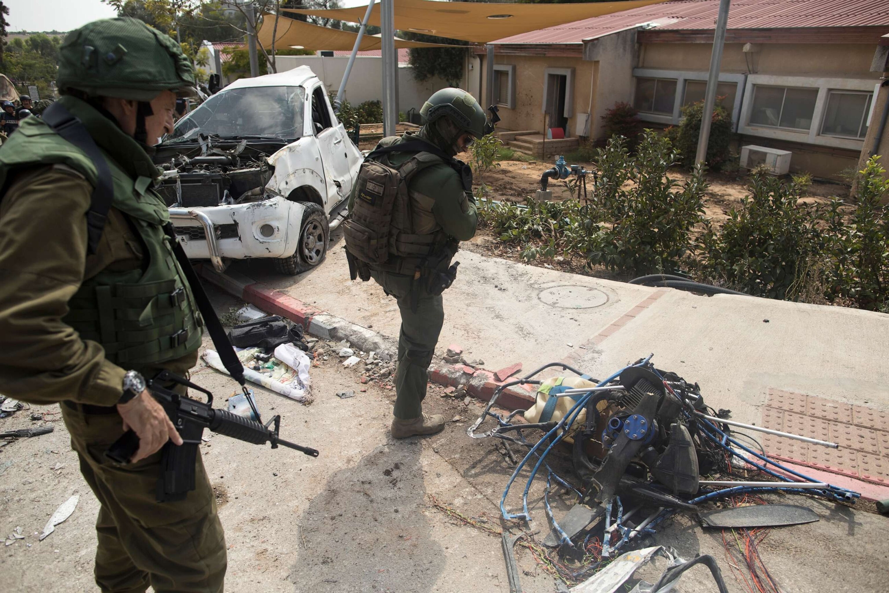 10日，以军带领记者来到遇袭的卡法阿扎村（图源：ABC新闻）