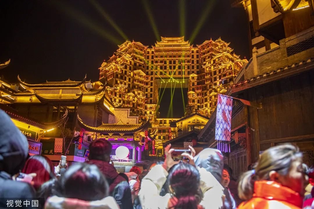 春节,为吸引游客,张家界举办“七十二奇楼灯光大秀”。/视觉中国