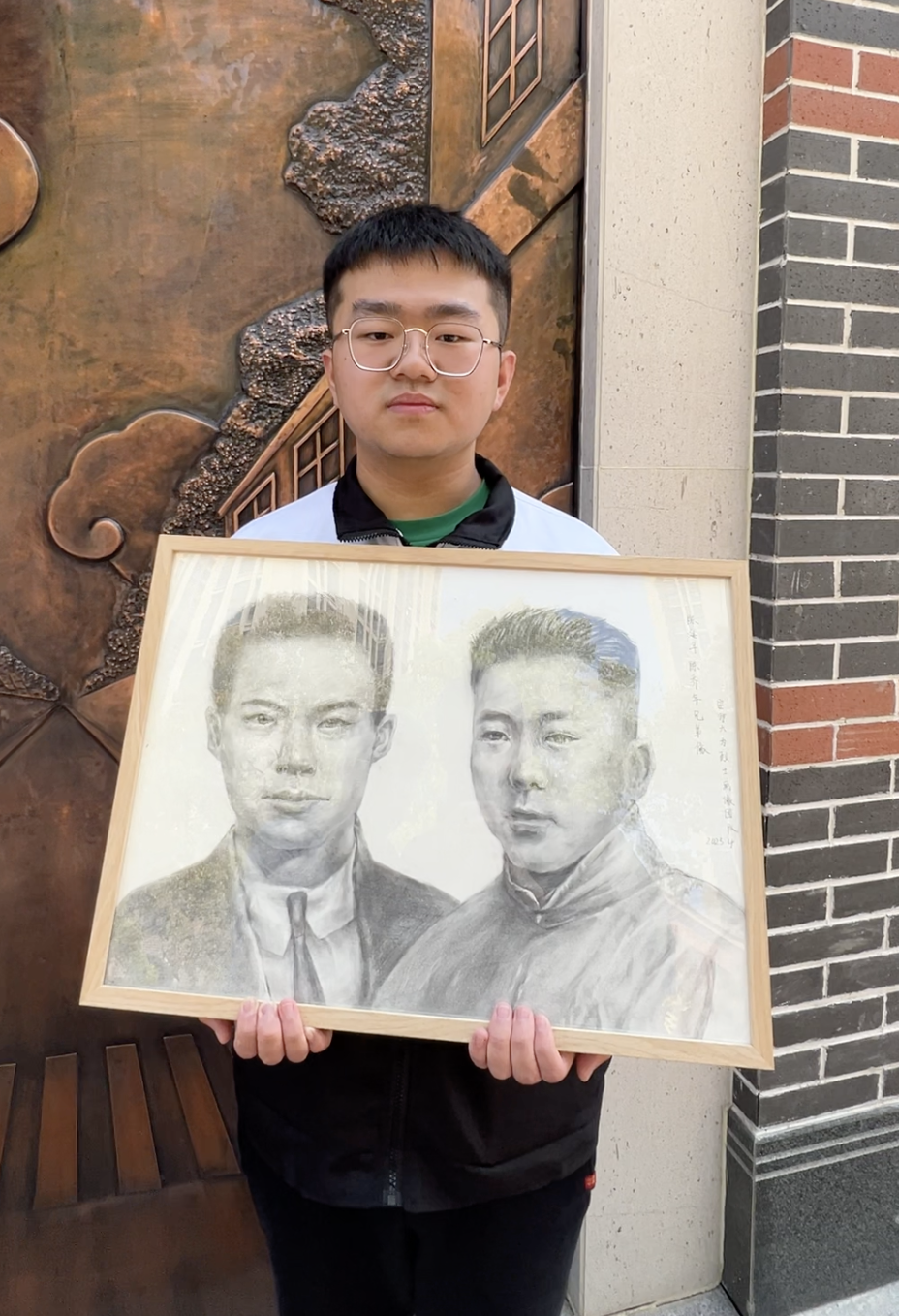 魏子洋和他画的两位烈士合照。新华社记者 赵金正 摄