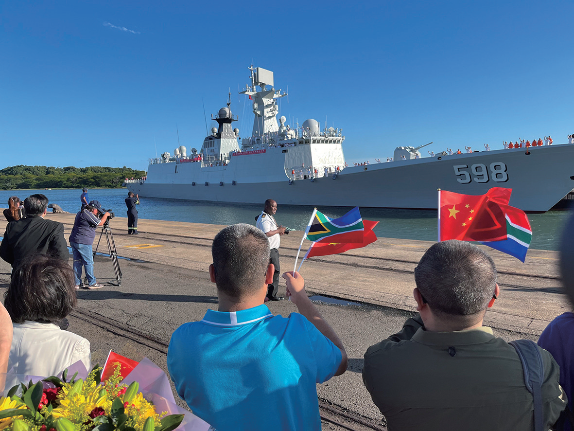 中国海军日照舰19日抵达南非理查兹湾港口，受到当地华人华侨热烈欢迎。 邹松 摄