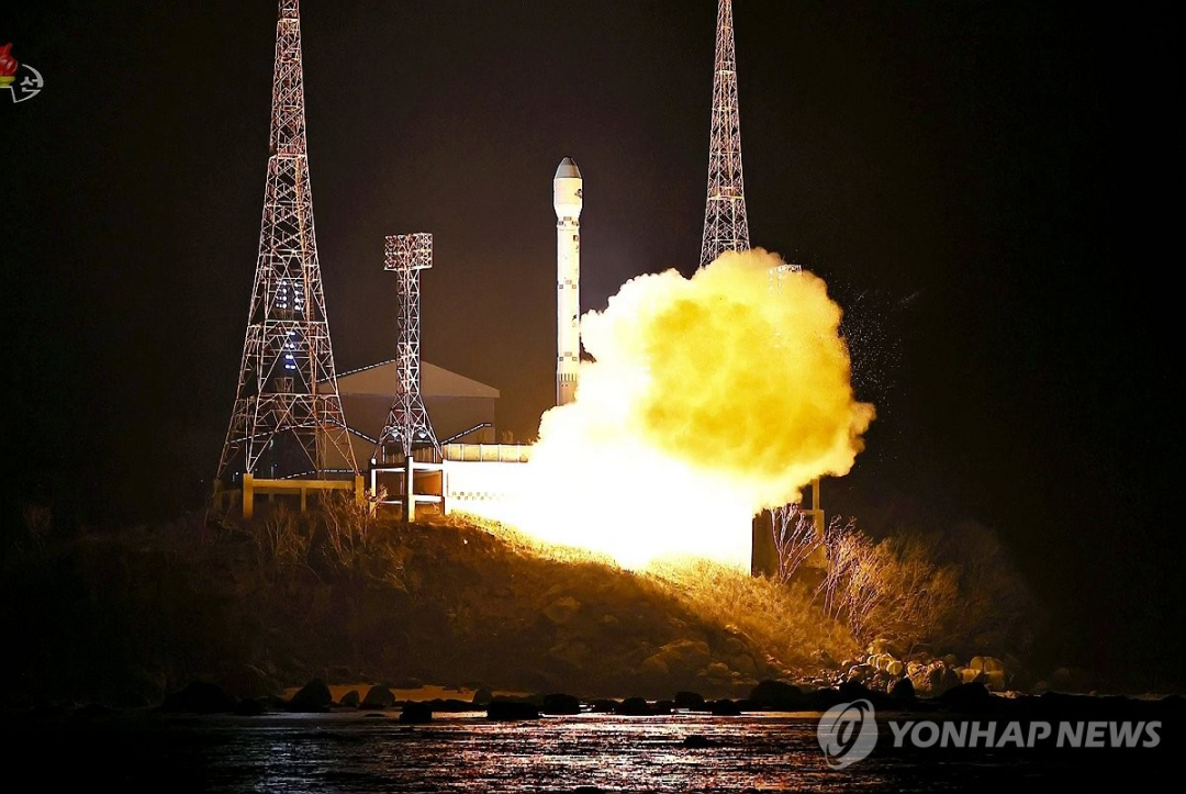 資料圖片：據(jù)朝鮮電視臺11月22日報道，朝鮮國家航空宇宙技術(shù)總局21日晚利用新型運載火箭“千里馬-1”型將偵察衛(wèi)星“萬里鏡-1”號成功發(fā)射升空。圖為朝中社發(fā)布的發(fā)射現(xiàn)場照。圖源：韓聯(lián)社/朝鮮央視畫面