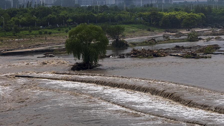 2023年8月2日， 北京門頭溝，永定河河水湍急。視覺中國(guó) 圖