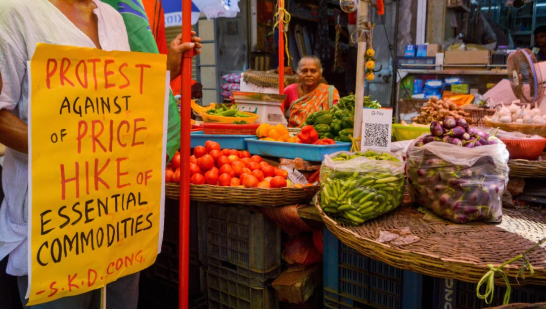 西红柿等食品价格高涨令普通民众苦不堪言。图源：CNN