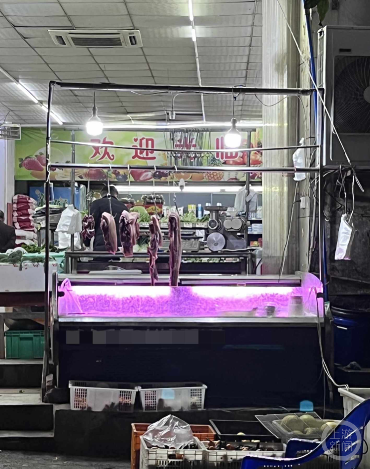 该猪肉店内员工表示，新的灯还在路上，到了就换。