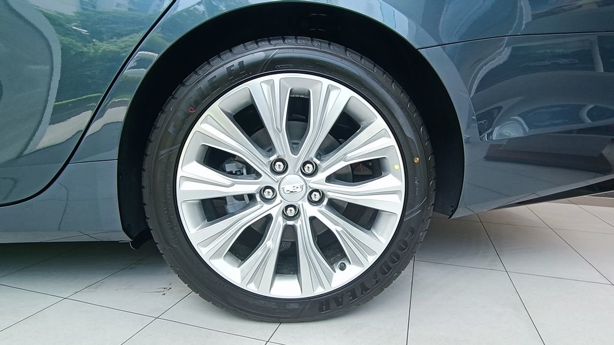 差不多的价格,选TA还是宝马3系?凯迪拉克CT6到店实拍