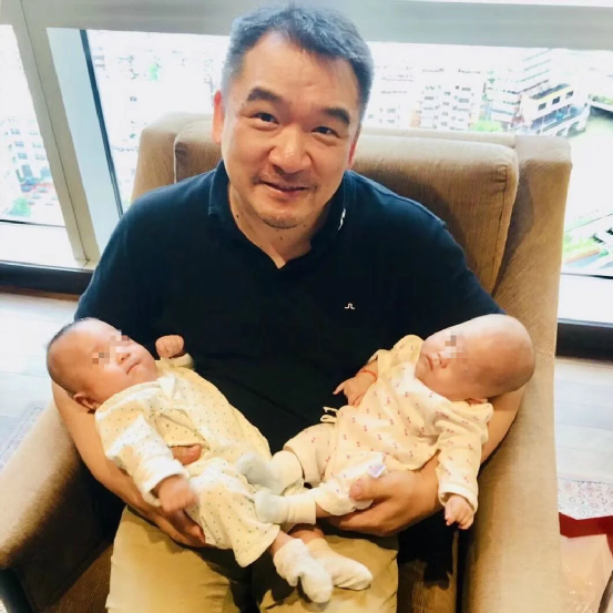 ● “杜爷爷”抱着一对健康的龙凤胎宝宝