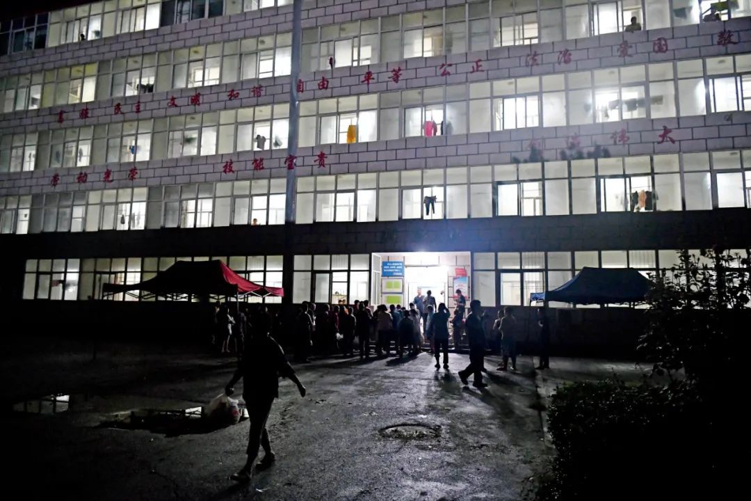 8月1日晚，河北涿州市，职业技术教育中心安置点安置有1700余人。摄影/本刊记者 翟羽佳
