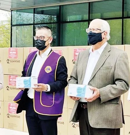 ● 2021年,程慕阳(左)向列治文市捐赠口罩