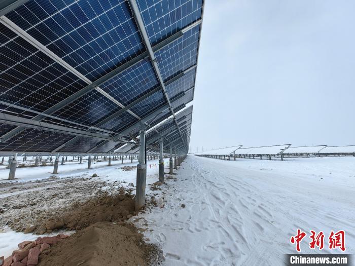 新疆生产建设兵团第八师石河子太阳能光伏发电项目永安220kV汇集站现场。王峰 摄