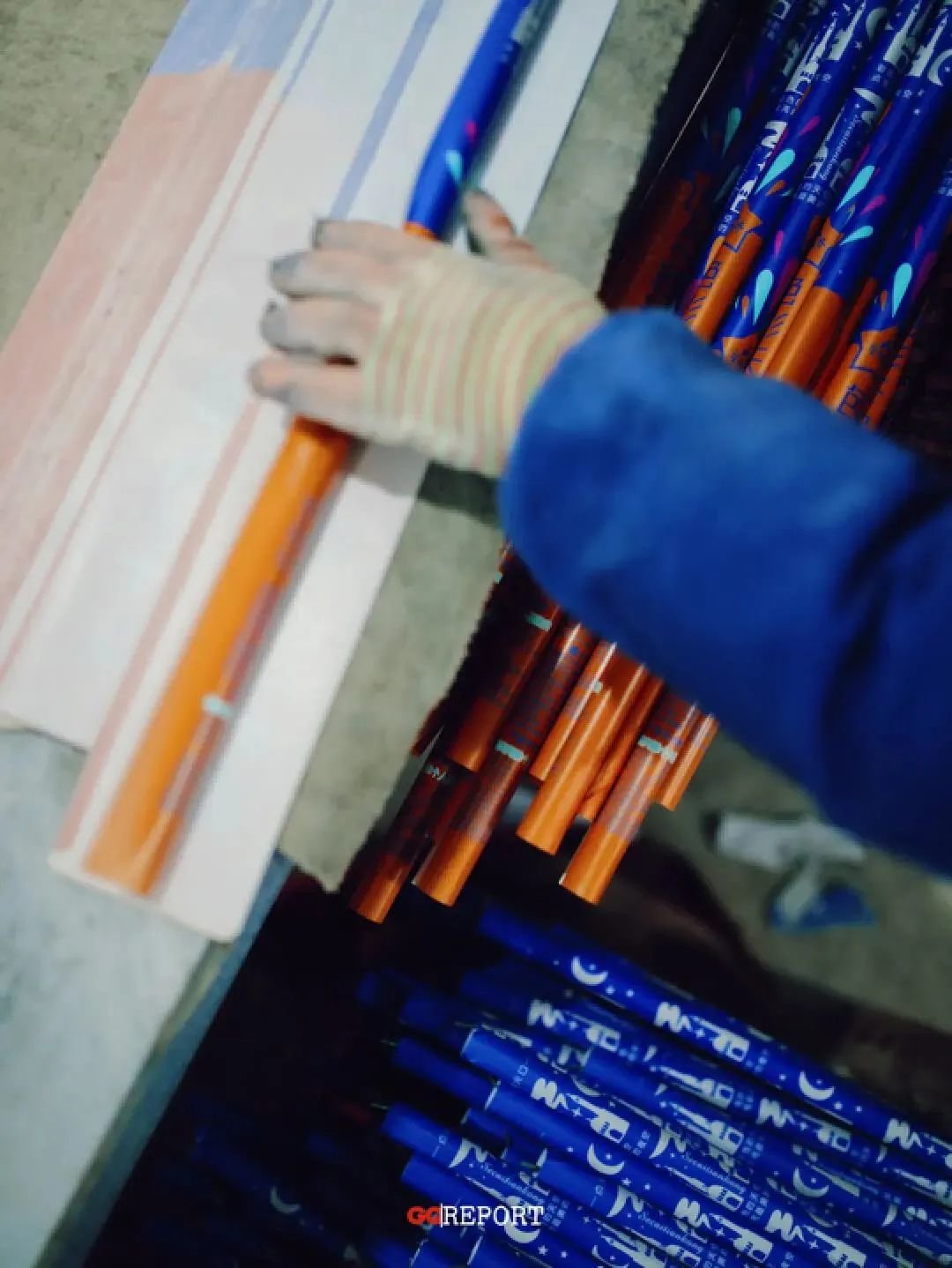 包装工序,工人在加班加点