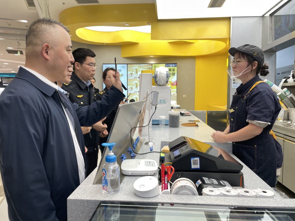 11月14日,上海市网信办、上海市市场监管局执法人员集中针对重点商圈多场景的个人信息保护情况开展“回头看”检查。(新华社记者 程思琪 摄)