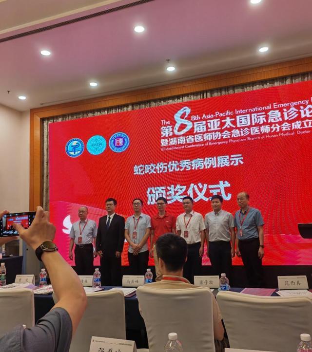 图左三:赵东泉