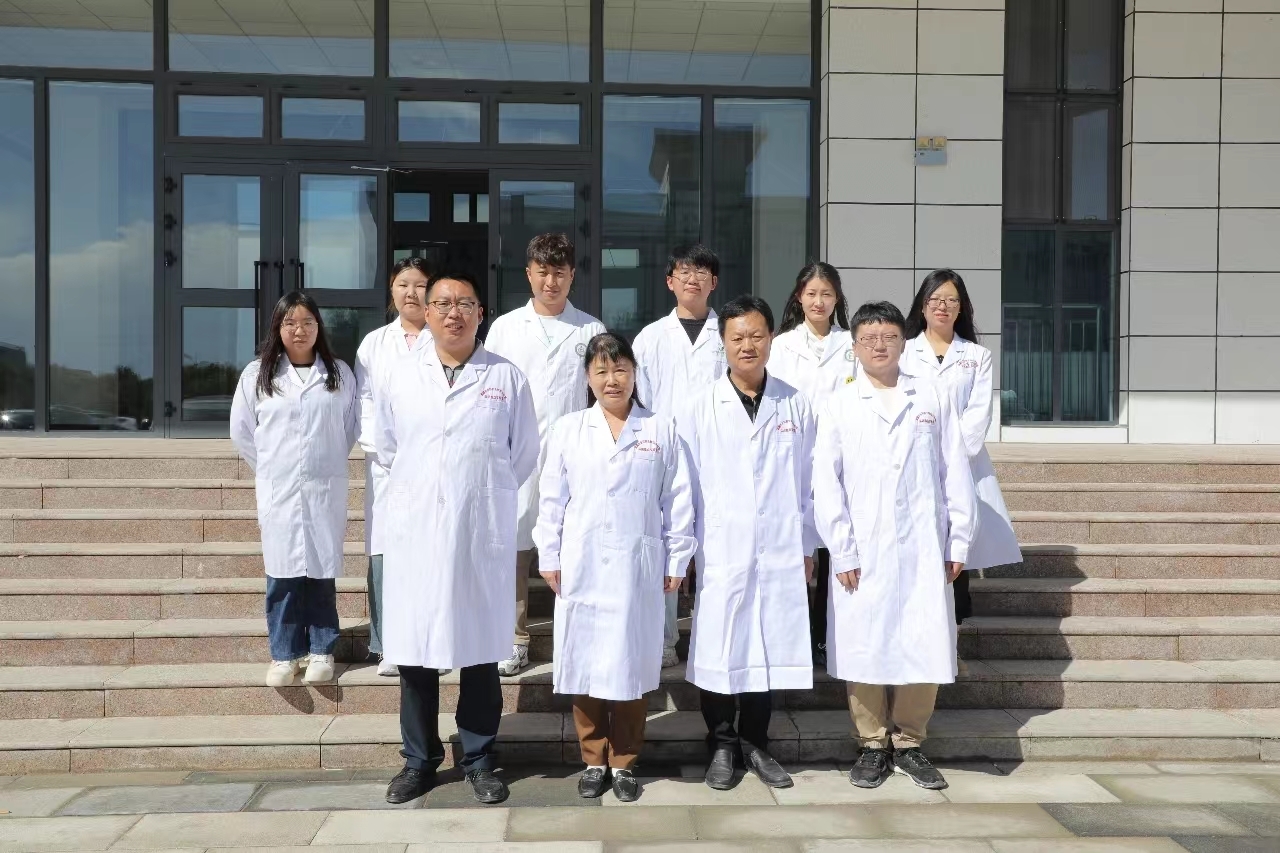 师生合影。阿迪力&middot;艾尼 摄