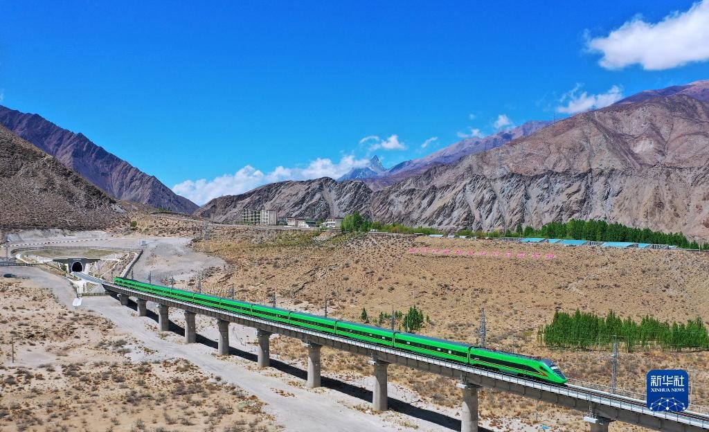 复兴号列车行驶在西藏朗县境内（2022年4月14日摄）。新华社记者 觉果 摄
