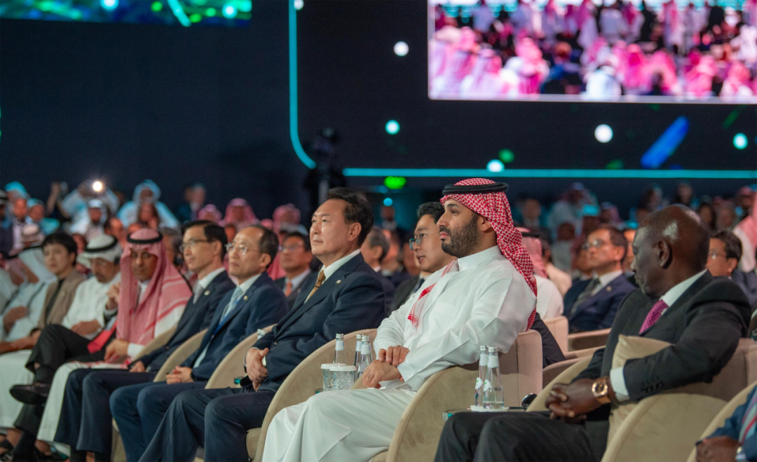 今年参加 FII 会议的小萨勒曼，他右侧坐着韩国总统尹锡悦。来源：沙特外交部社交媒体发文。