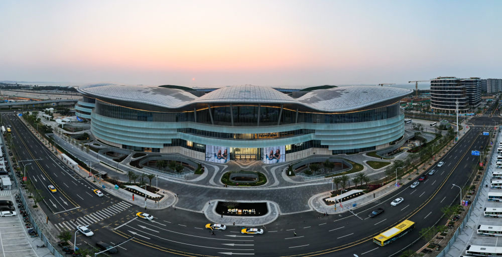 航拍夕阳下的海口国际免税城（无人机照片，2023年4月4日摄）。新华社记者 杨冠宇 摄