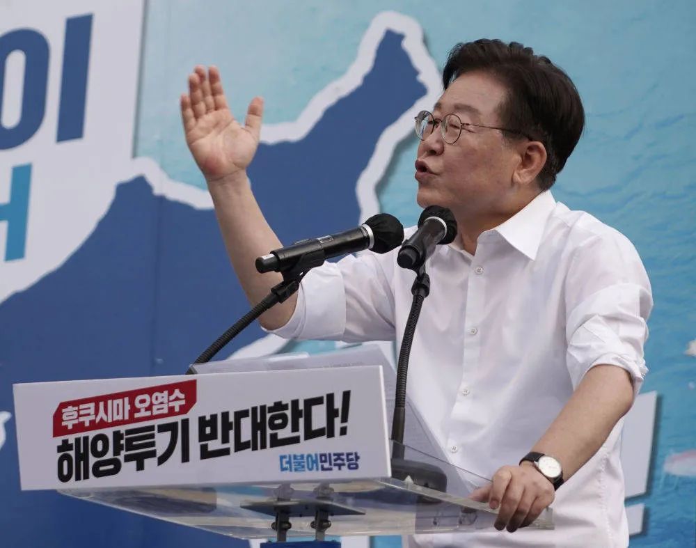 7月1日，韩李在明在首尔举行的“谴责福岛核污染水海洋排放泛国民大会”上发言 / 新华社 李相浩 摄