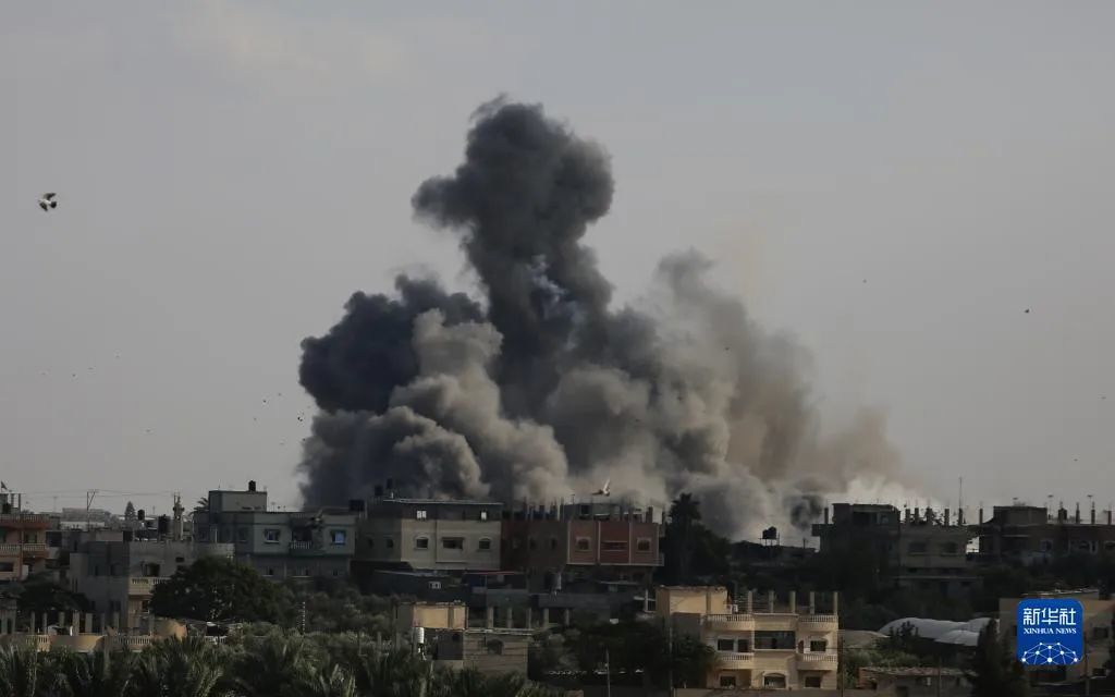 10月10日，在加沙地带南部城市拉法，以色列空袭后升起浓烟。