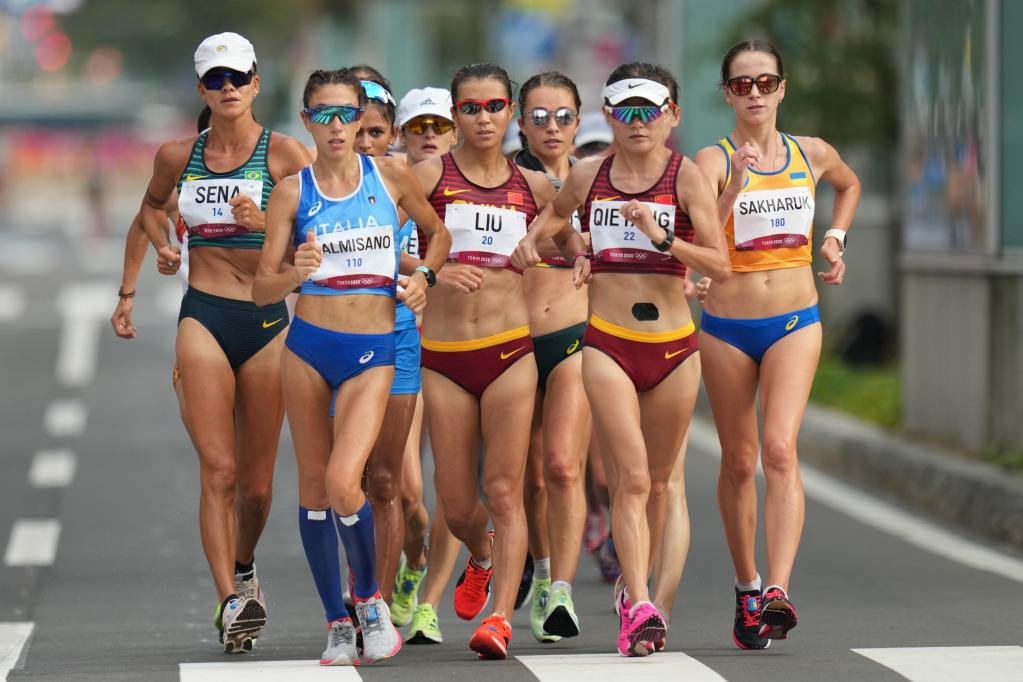 2021年8月6日，中国选手刘虹（中）在东京奥运会女子20公里竞走决赛中。新华社记者鞠焕宗摄