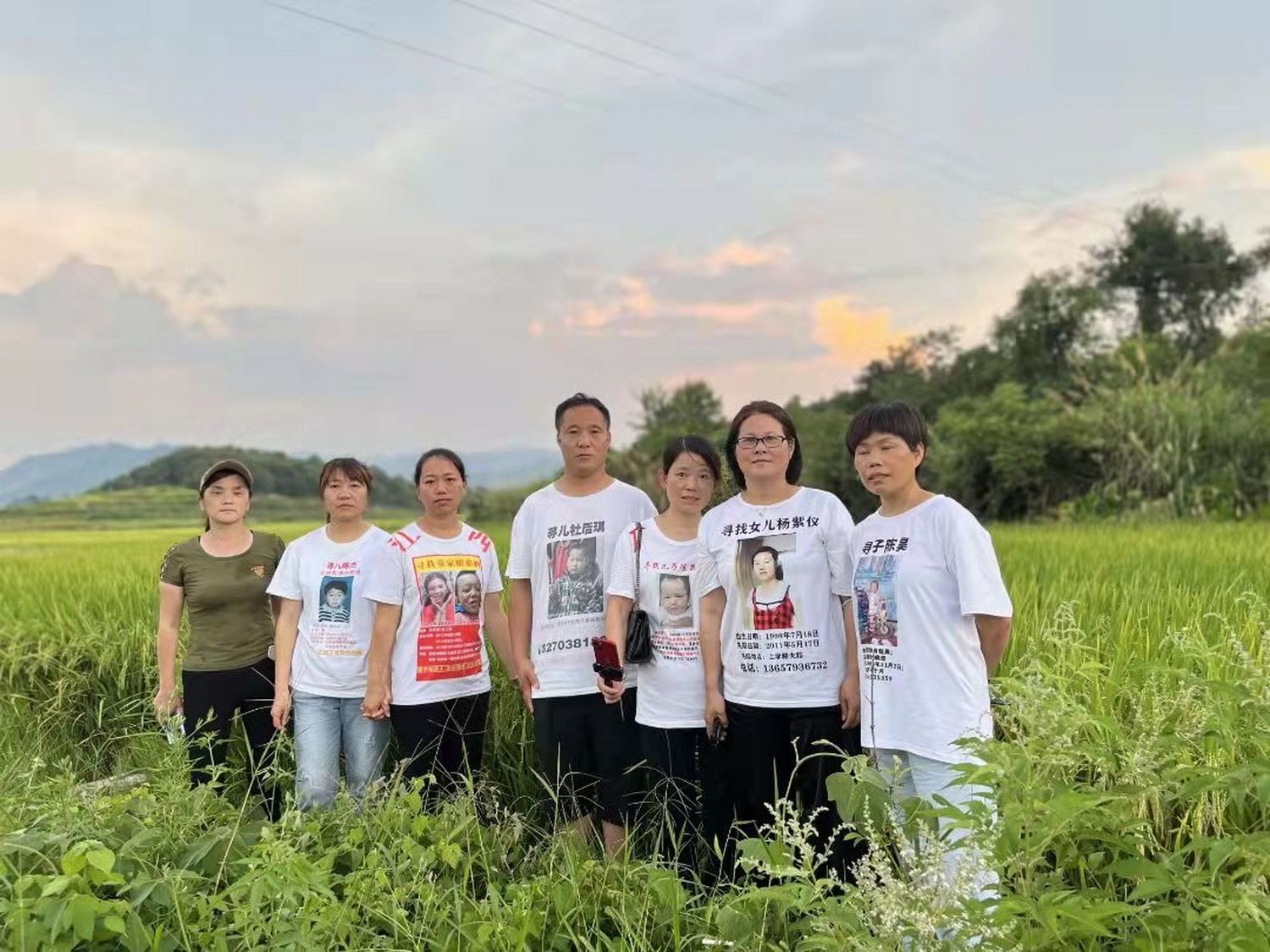 徐小琴(右二)和其他寻亲家长们一起。