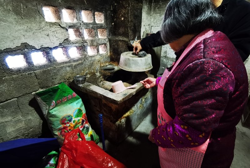 阿才家里的灶台已经多年没有用过。