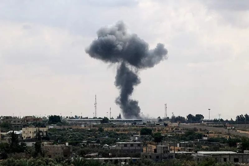 10日，巴勒斯坦拉法省，以色列空袭期间，加沙与埃及的拉法过境点冒出滚滚浓烟。图源：视觉中国