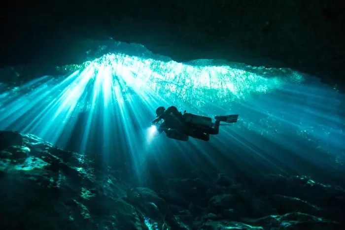 洞穴潜水员在水下进行潜水 周亚辉供图
