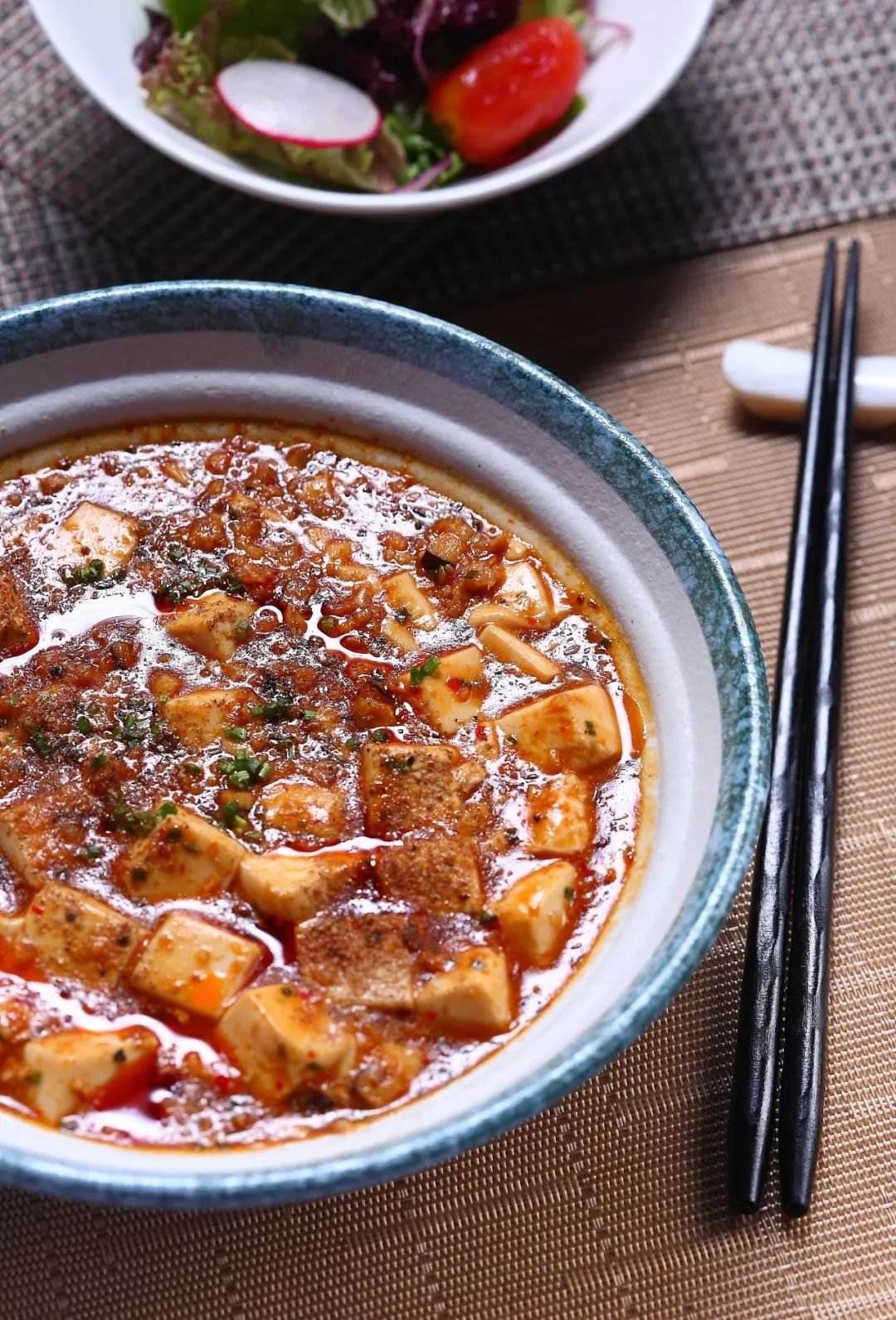 &nbsp; 陈建一后来还贡献出自己的“铁人麻婆豆腐”食谱，顺应流媒体时代，以视频的方式一步步教大家如何制作。