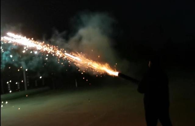 燃放加特林烟花。