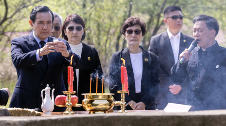4月1日，在湖南省湘潭县茶恩寺镇双阳村马家祖墓，马英九先生与家人拍照留念。新华社记者 才扬 摄