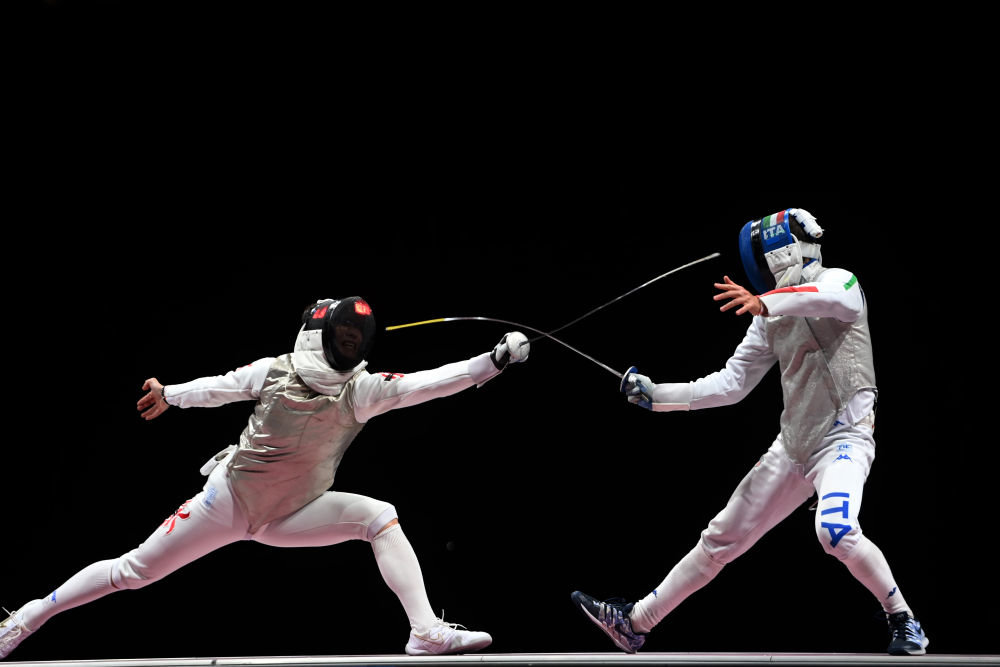 2021年7月26日，中国香港选手张家朗（左）与意大利选手加罗佐在东京奥运会男子个人花剑决赛中。新华社记者 张宏祥 摄