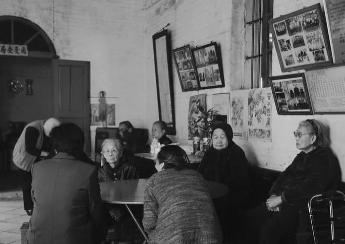 图片来源网络:聚在一起的姑婆们