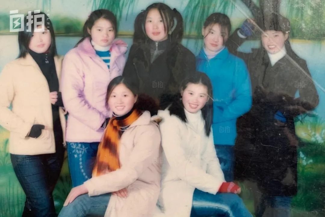 每年春节服装厂放假,拿到工资回家的我都格外开心,和村里玩得好的小姐妹一起合影(后排中间是我)。