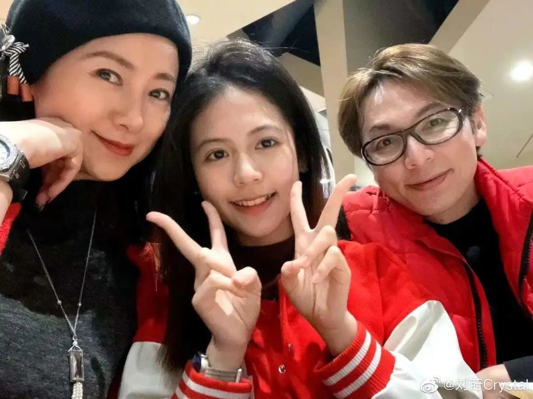 还记得不老女神翁虹吗？她女儿越来越美啦