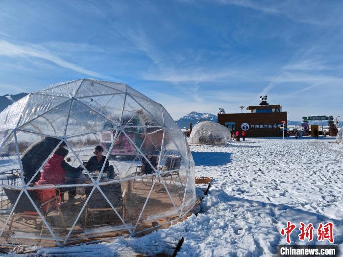 冬天露营是什么感受?新疆充足的阳光和独特的雪景让冬季露营有了新玩法。唐娟摄