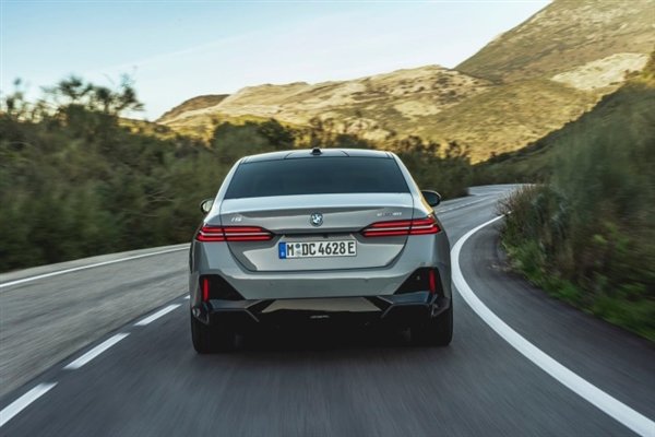 全新第八代!2024款宝马5系发布:首次电动化!前脸激进