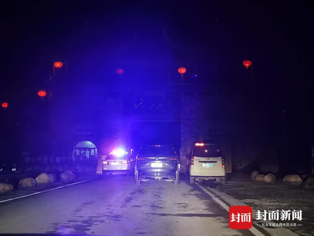 景区大门外值守的警车