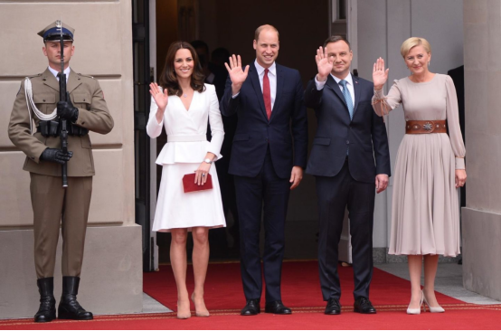 2017年，威廉王子（中）与凯特王妃（左二）访问波兰。图源：外媒