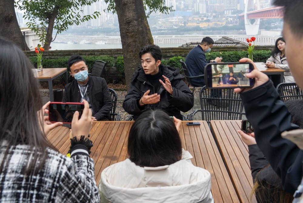 ▲2月19日,南滨路龙门浩老街,老街负责人接受采访团记者采访。记者 崔力 摄/视觉重庆