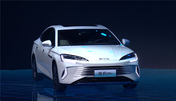 15.98万起 新款丰田亚洲狮双擎版上市:买它还是比亚迪海豹DM-i