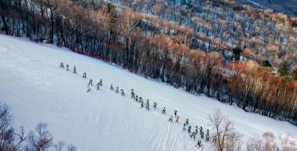 滑雪爱好者在新亚布力滑雪场滑雪（2023年2月4日摄） 张涛摄 / 本刊