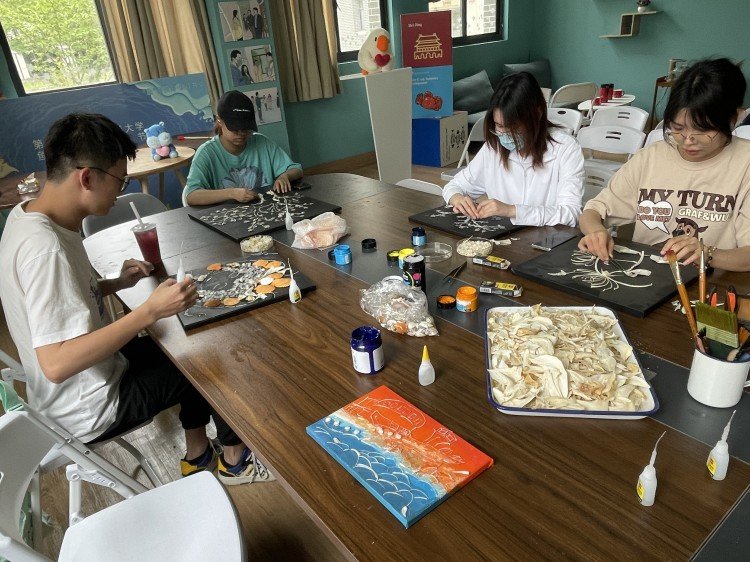上海海洋大学学生精心创作,为孩子们埋下海洋强国的种子.jpg