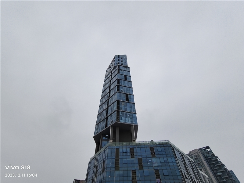 8mm机身下的续航王者!vivo S18评测:5000mAh超薄蓝海电池 轻松用一天半