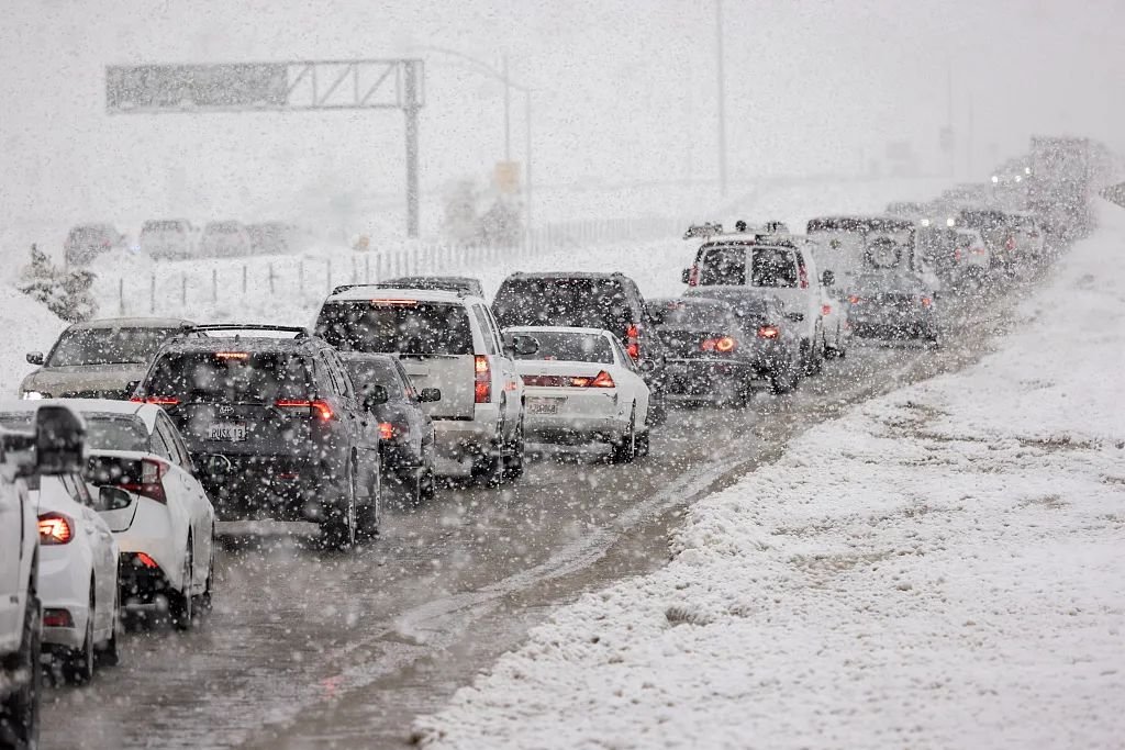 当地时间2023年2月25日，美国加利福尼亚州，阿克顿附近的大雪导致交通堵塞。图/视觉中国