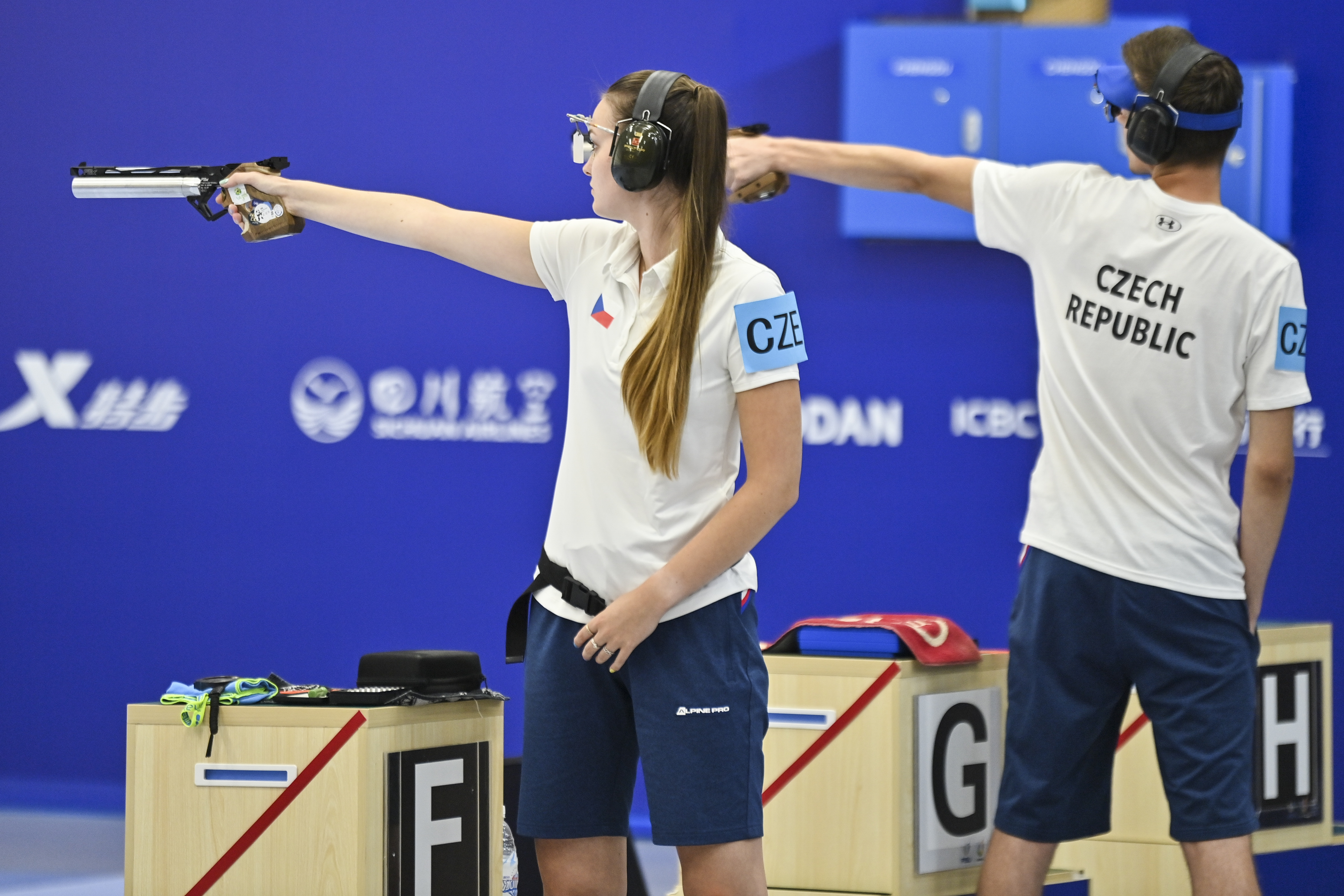 8月2日，捷克队选手韦罗妮卡·谢巴尔（左）、帕维尔·谢巴尔在10米气手枪混合团体决赛中。新华社记者曹祎铭摄