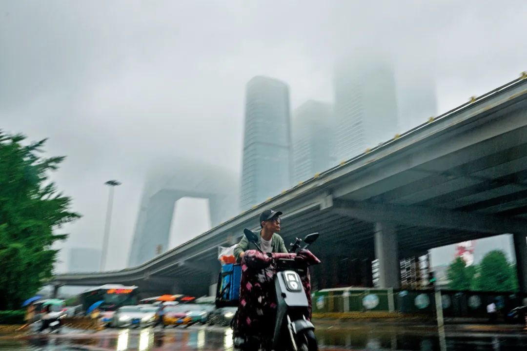 8月1日，北京一名骑手冒雨前行。图/视觉中国