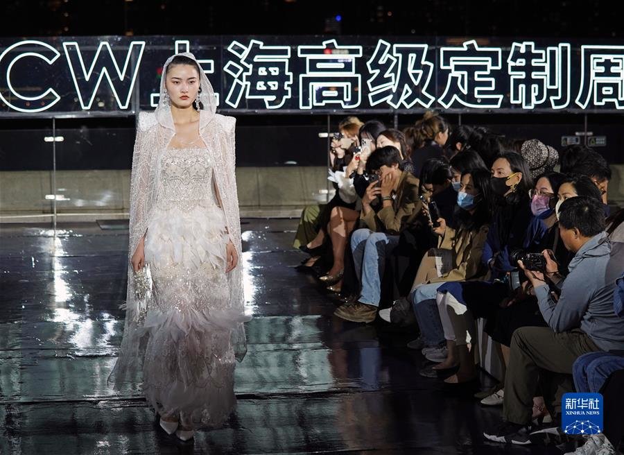 (经济)(4)第十二届上海高定周举行开幕秀