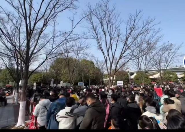 1月25日橘子洲地铁站附近排起长队。图/受访者提供