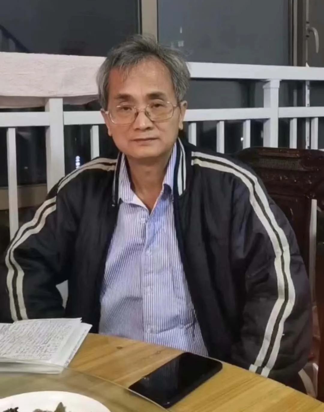 2022年12月30日走出看守所当晚,秦才东在一家餐厅。图/受访者供图